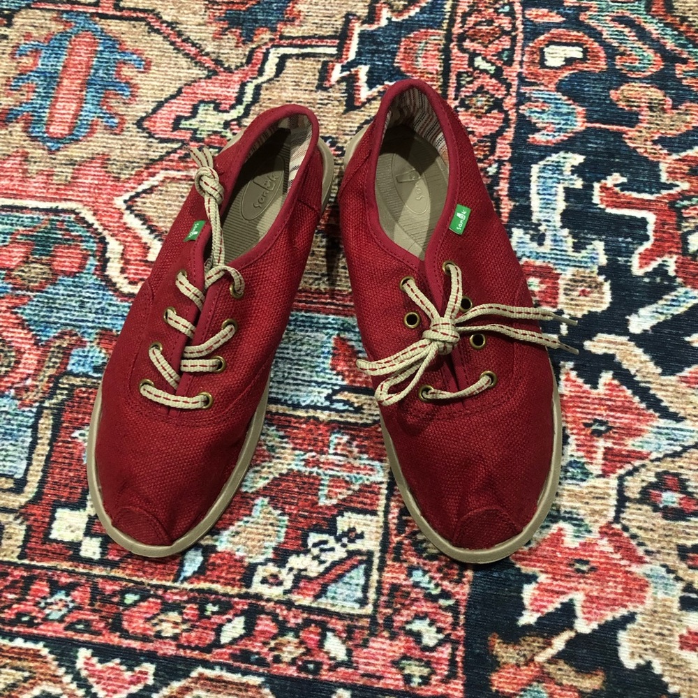 Lace up Sanuk, red and tan